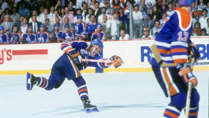 Gretzky_1987Oilers_shoots