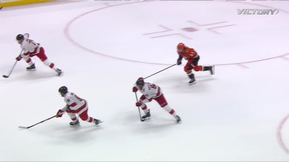 Hall complète son tour du chapeau