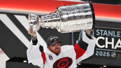 Jordan Staal lyfte Stanley Cup lämnade över den till Frederik Andersen