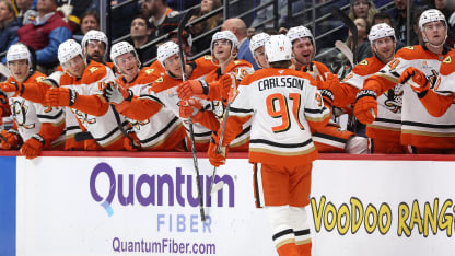 Carlsson da ventaja a Ducks