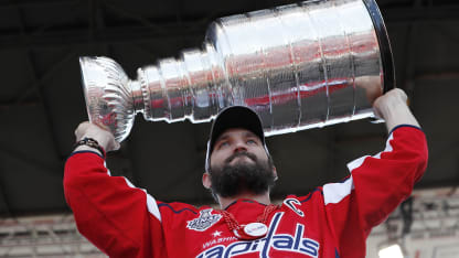 Ovechkin_raises_Cup