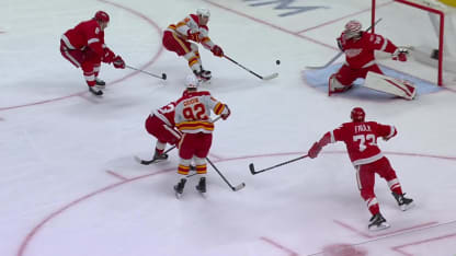 CGY@DET: Frost marque un but contre John Gibson