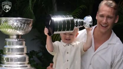 Une Coupe Stanley miniature pour le jeune Bo Forsling