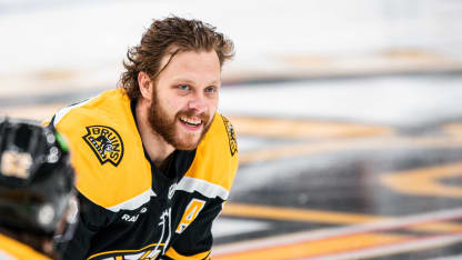 Pastrňák se vrátil na led po potížích s kolenem