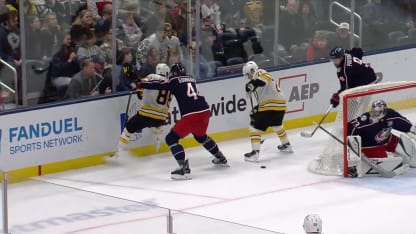 Zacha profite d'une mêlée et envoie le match en surtemps