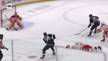 CGY@LAK: Wolf with a great save against Kevin Fiala