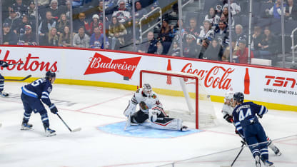 Scheifele da triunfo a Jets con su gol número 300