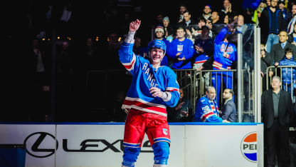 Jaroslav Chmelař slaví první gól v NHL