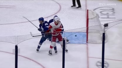 Compher coupe le déficit en moitié