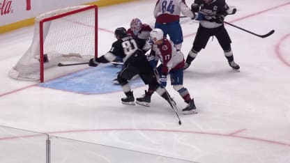 Booth crée l'égalité à ses débuts dans la LNH