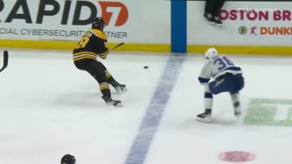 Zacha marque un but dans un filet désert