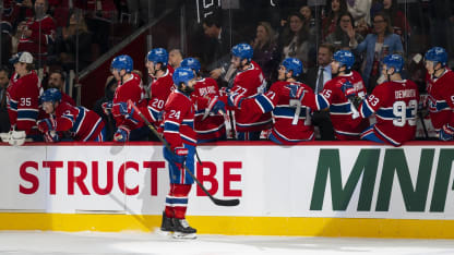 En español: Danault define entre las piernas del portero