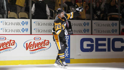 Hornqvist_salutes_fans