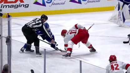 Svechnikov compte du revers et fait 1-1