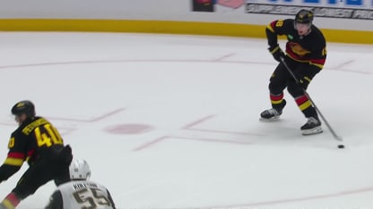 VGK@VAN: Hart with a great save against Elias Pettersson