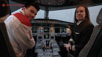 Air Canada sur le chandail blanc