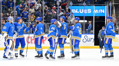 Blues ganaron su cuarto al hilo y pelean por el playoff