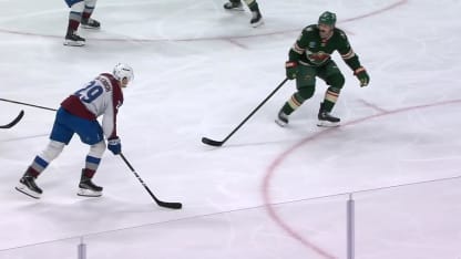 MacKinnon marque le sixième but du Colorado