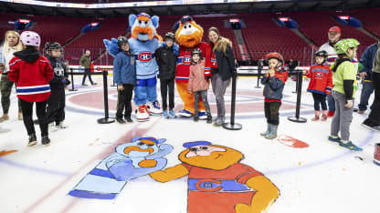 Fan Club members paint the Bell Centre ice
