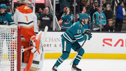 Wennberg steals the lead in final minute of 3rd