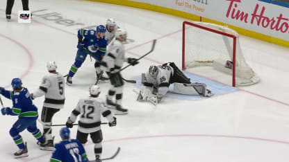 Kuemper sort la mitaine devant Boeser