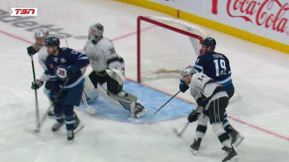 Toews saute sur la rondelle libre