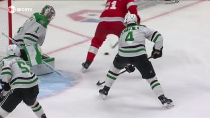 Une brillante passe de van Riemsdyk pour Larkin