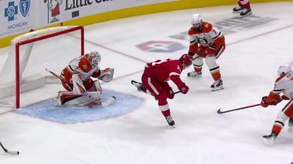 DeBrincat cueille à l'embouchure