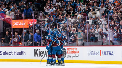 Gustav Stjernberg skriver på för Colorado Avalanche