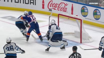 WPG@NYI: Clutterbuck scores goal against Connor Hellebuyck