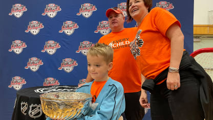Hockeyville-fan-with-Cup-2