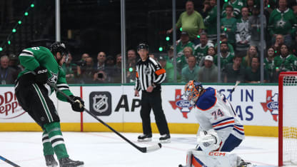 Lian Bichsel nimmt es mit Corey Perry auf