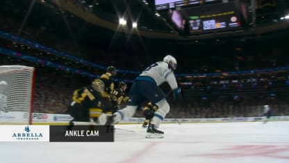 WPG@BOS: Swayman effectue un bel arrêt contre Gabriel Vilardi