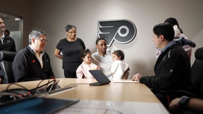Wayne Simmonds signs one-day contract