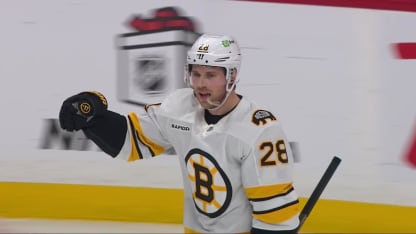 BOS@WPG: Lindholm scores goal against Eric Comrie