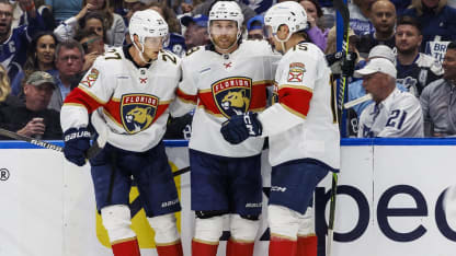 En español: Bennett quema la red