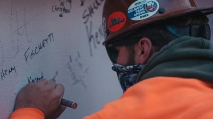 Topping-Gallery-worker-sign