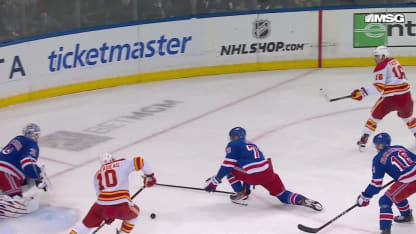 CGY@NYR: Shesterkin with a great save against Jonathan Huberdeau