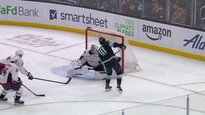 Beniers heads to the net