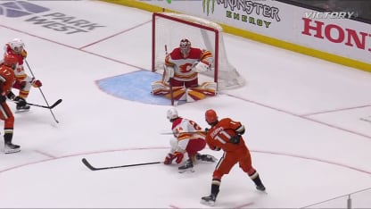 Zegras bat Wolf sous la barre