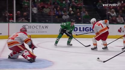 Hintz fait dévier la passe de Lindell