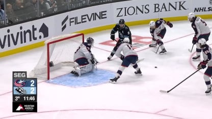 Greaves sort la jambière devant Crouse