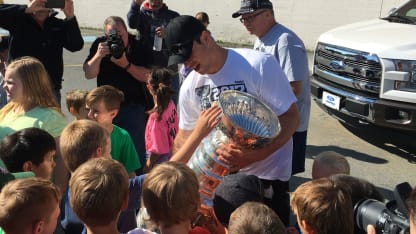 Crosby celebrates birthday with Stanley Cup