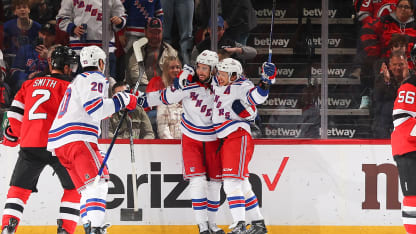 Zibanejad får med sig pucken i PP