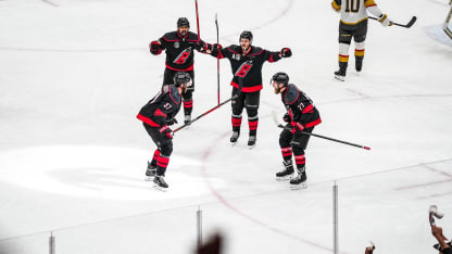 Svechnikov adelanta a Carolina en Power Play