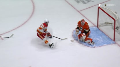 Farabee redirige une passe derrière Dostal