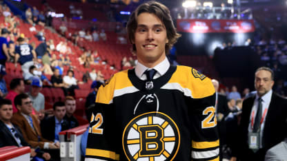 Frédéric Brunet signe son contrat de recrue avec les Bruins