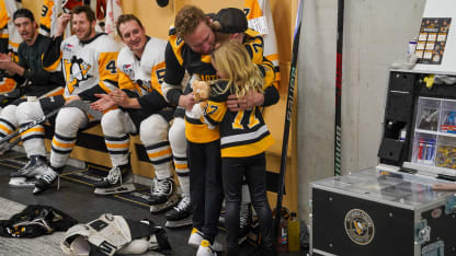 Jeff Carter kids surprise father before 1300th NHL game