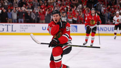 Bedard selló su primer Hat-Trick y lideró triunfo de Chicago 