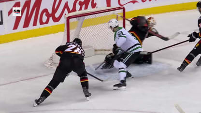 Johnston prend Cooley à contrepied